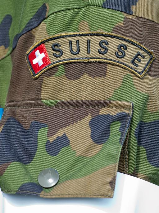 Ein Detail der Uniform von einem Soldaten der Schweizer Armee.