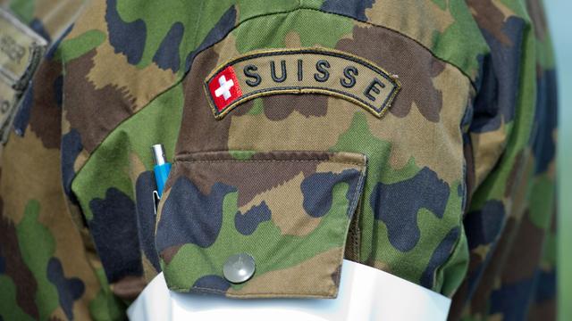 Ein Detail der Uniform von einem Soldaten der Schweizer Armee.