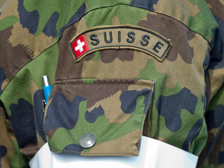 Ein Detail der Uniform von einem Soldaten der Schweizer Armee.