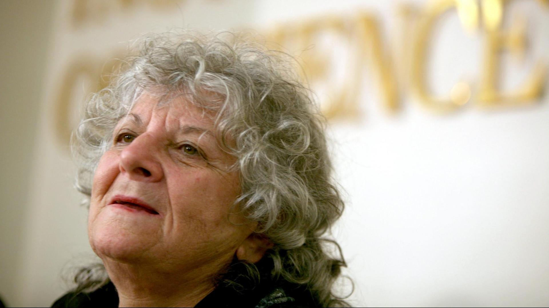 Die israelische Nobelpreisträgerin für Chemie, Ada Jonath, sitzt bei einer Pressekonferenz und schaut nach oben. Die israelische Nobelpreisträgerin für Chemie, Ada Jonath, sitzt bei einer Pressekonferenz und schaut nach oben.