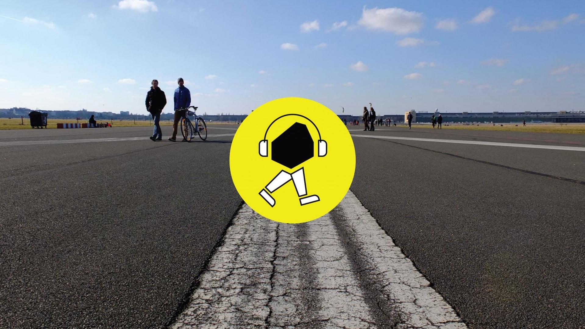 Über der geteerten Flugbahn auf dem Berlienr Tempelhofer Feld sieht man das gelbe Logo der Stadtvermittlungs-App. Über der geteerten Flugbahn auf dem Berlienr Tempelhofer Feld sieht man das gelbe Logo der Stadtvermittlungs-App.
