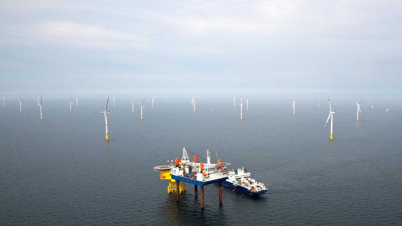 Die Installationshubinsel "Thor" steht am 21.05.2014 bei Montagearbeiten an der Konverterplattform "Meerwind Süd/Ost" im Offshore Windpark von WindMW in der Nordsee rund 16 Seemeilen vor Helgoland, Schleswig-Holstein. 