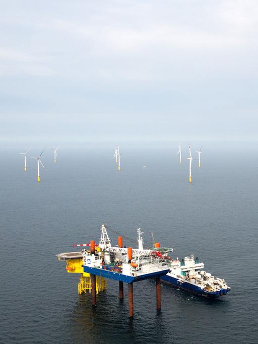 Die Installationshubinsel "Thor" steht am 21.05.2014 bei Montagearbeiten an der Konverterplattform "Meerwind Süd/Ost" im Offshore Windpark von WindMW in der Nordsee rund 16 Seemeilen vor Helgoland, Schleswig-Holstein.