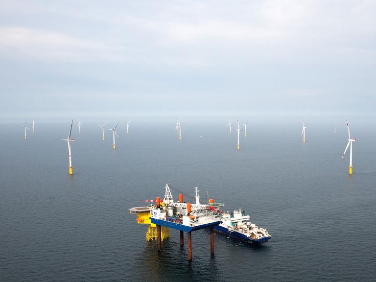 Die Installationshubinsel "Thor" steht am 21.05.2014 bei Montagearbeiten an der Konverterplattform "Meerwind Süd/Ost" im Offshore Windpark von WindMW in der Nordsee rund 16 Seemeilen vor Helgoland, Schleswig-Holstein.