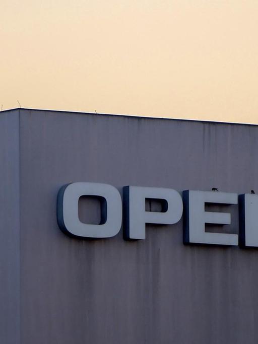 Ein Gebäude mit dem Opel-Logo in Rüsselsheim steht in der Abendsonne.