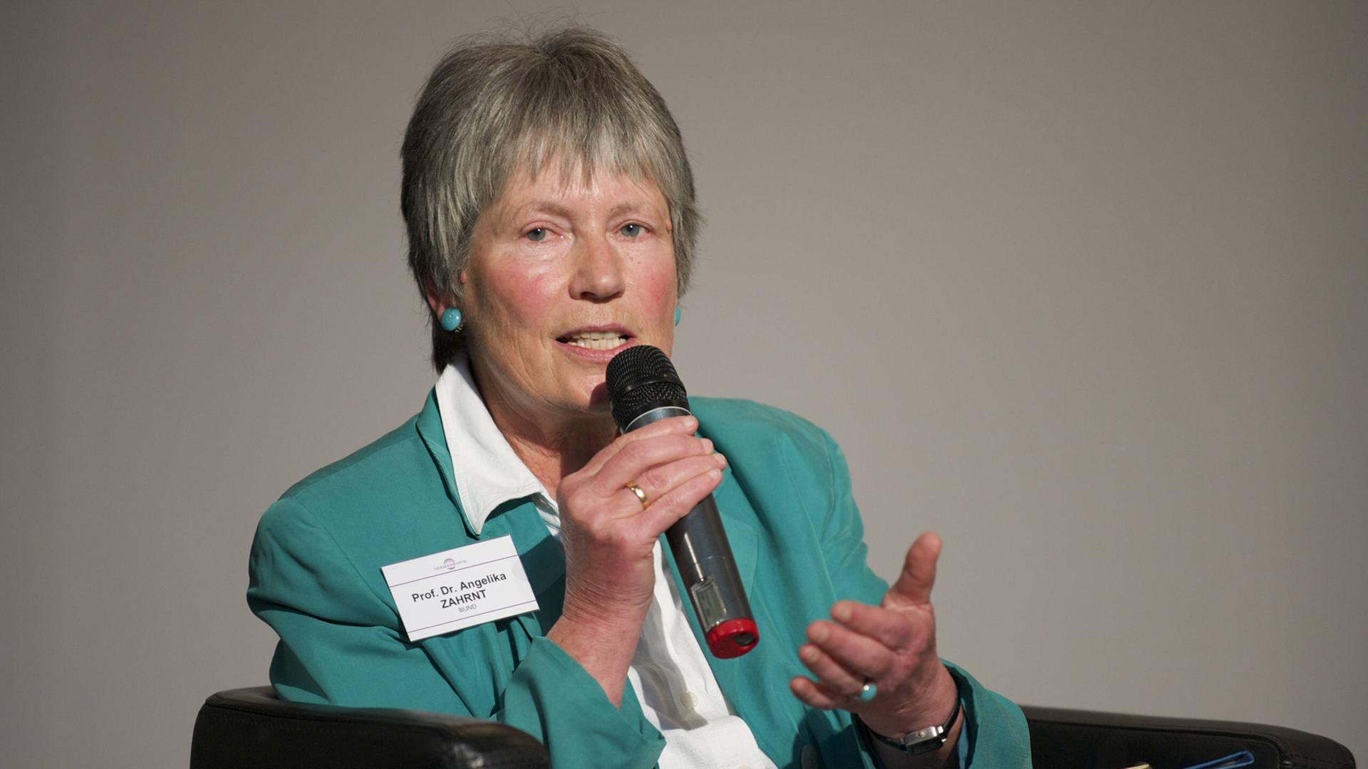 Prof. Dr. Angelika Zahrnt, Ehrenvorsitzende des BUND, während der Jubiläumsveranstaltung zu 20 Jahre Germanwatch unter dem Motto Entwicklungsland Deutschland im Umweltforum Prof. Dr. Angelika Zahrnt, Ehrenvorsitzende des BUND, während der Jubiläumsveranstaltung zu 20 Jahre Germanwatch unter dem Motto Entwicklungsland Deutschland im Umweltforum