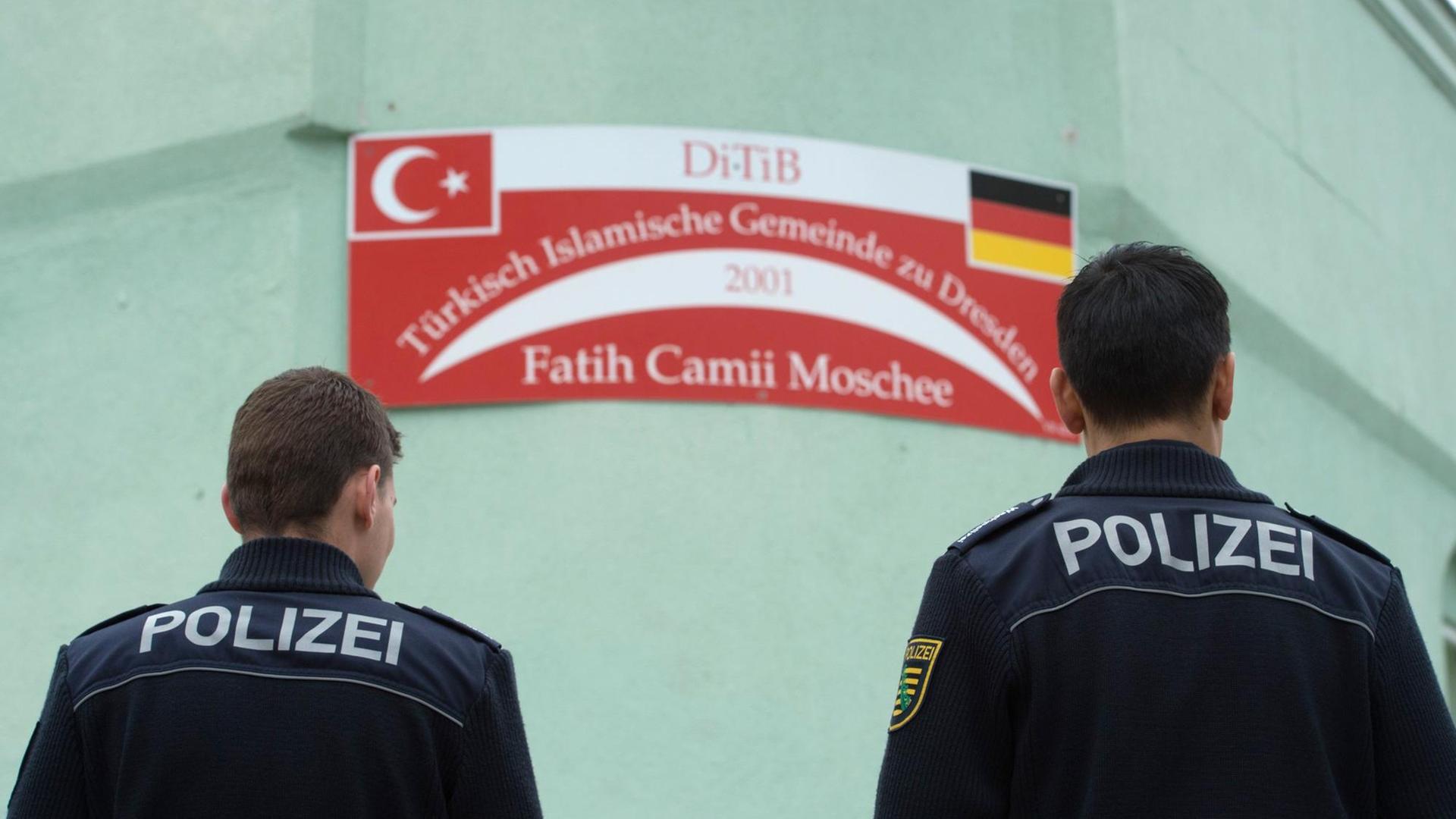 Polizisten stehen in Dresden vor der Fatih Camii Moschee. Polizisten stehen in Dresden vor der Fatih Camii Moschee.