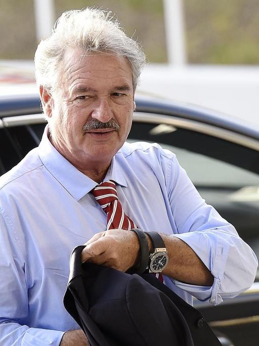 Der luxemburgische Außenminister Jean Asselborn steigt bei einem Treffen in Luxemburg mit seinem Sakko in der Hand aus einem Auto aus.