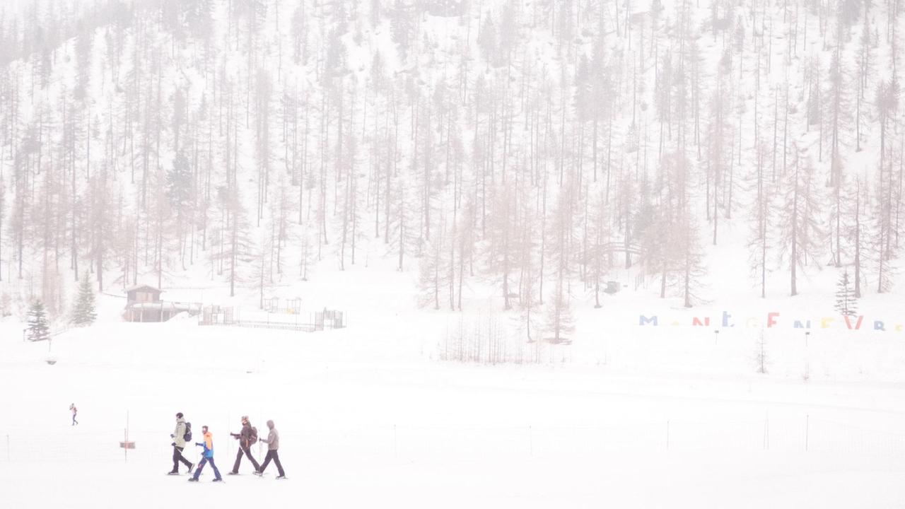 Langlauftouristen im Schnee, in Montgenèvre