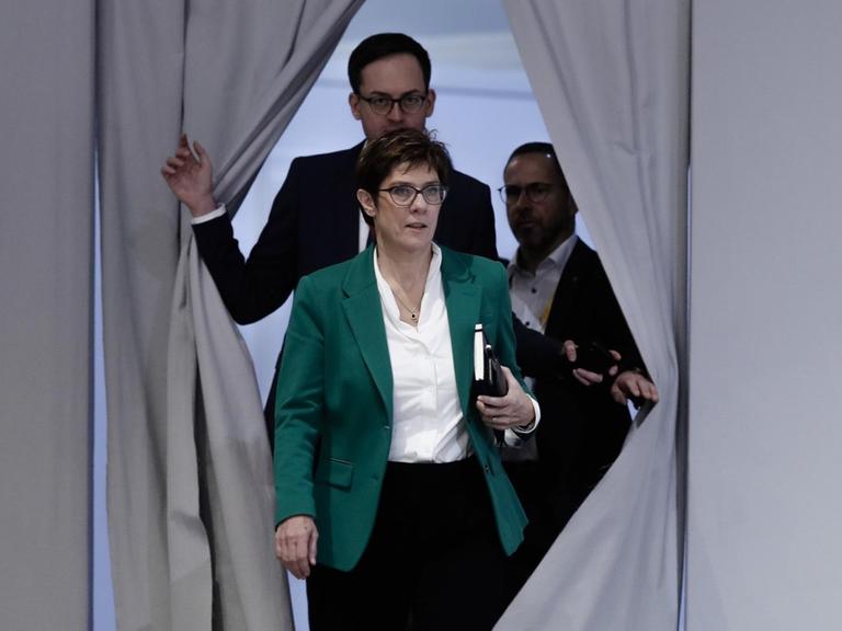 Die CDU-Vorsitzende Annegret Kramp-Karrenbauer schiebt einen Vorhang zur Seite und betritt einen Raum.