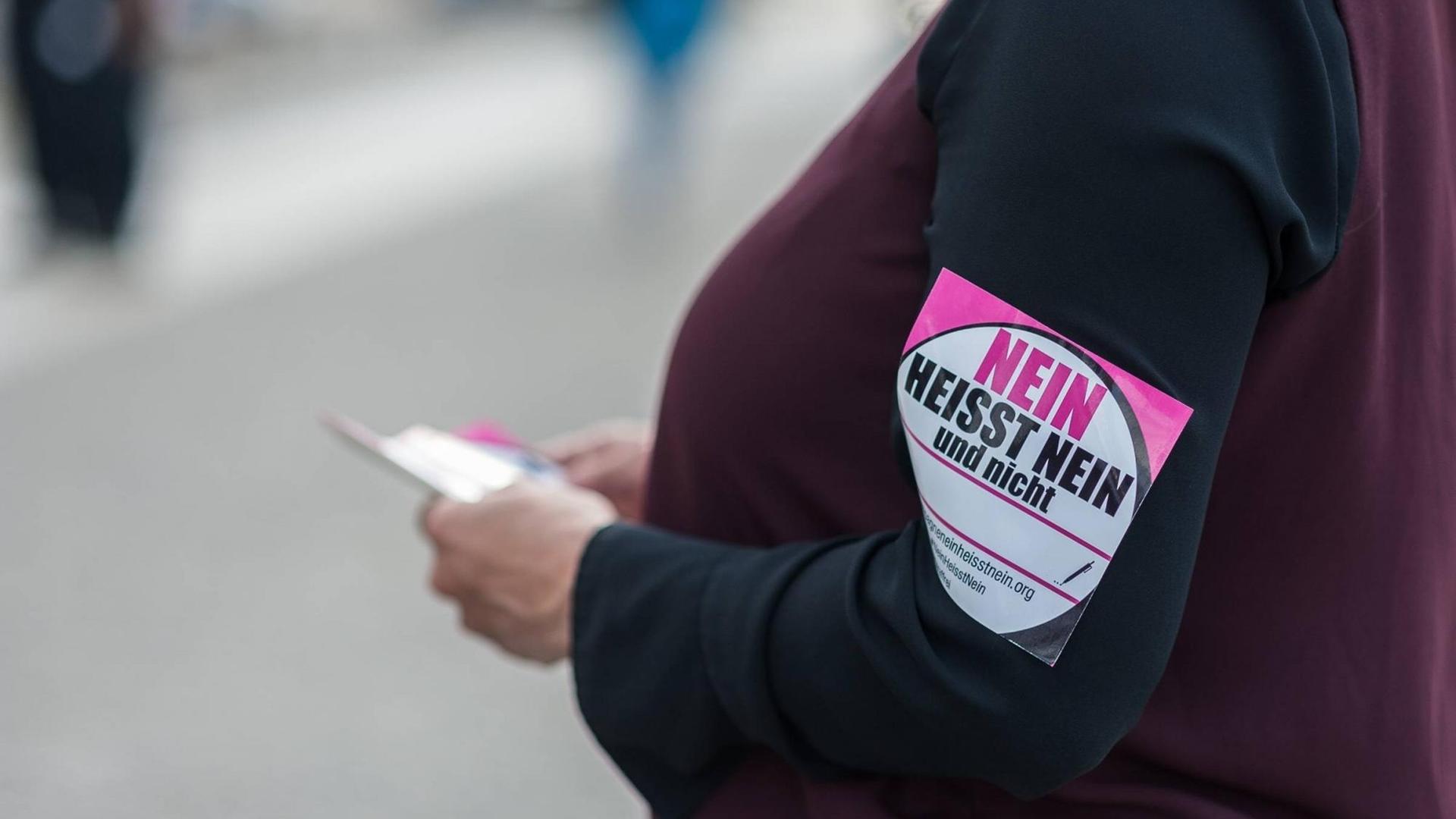 Nein heisst Nein steht während einer Kundgebung in Berlin, auf dem Aufkleber einer Teilnehmerin. Nein heisst Nein steht während einer Kundgebung in Berlin, auf dem Aufkleber einer Teilnehmerin.