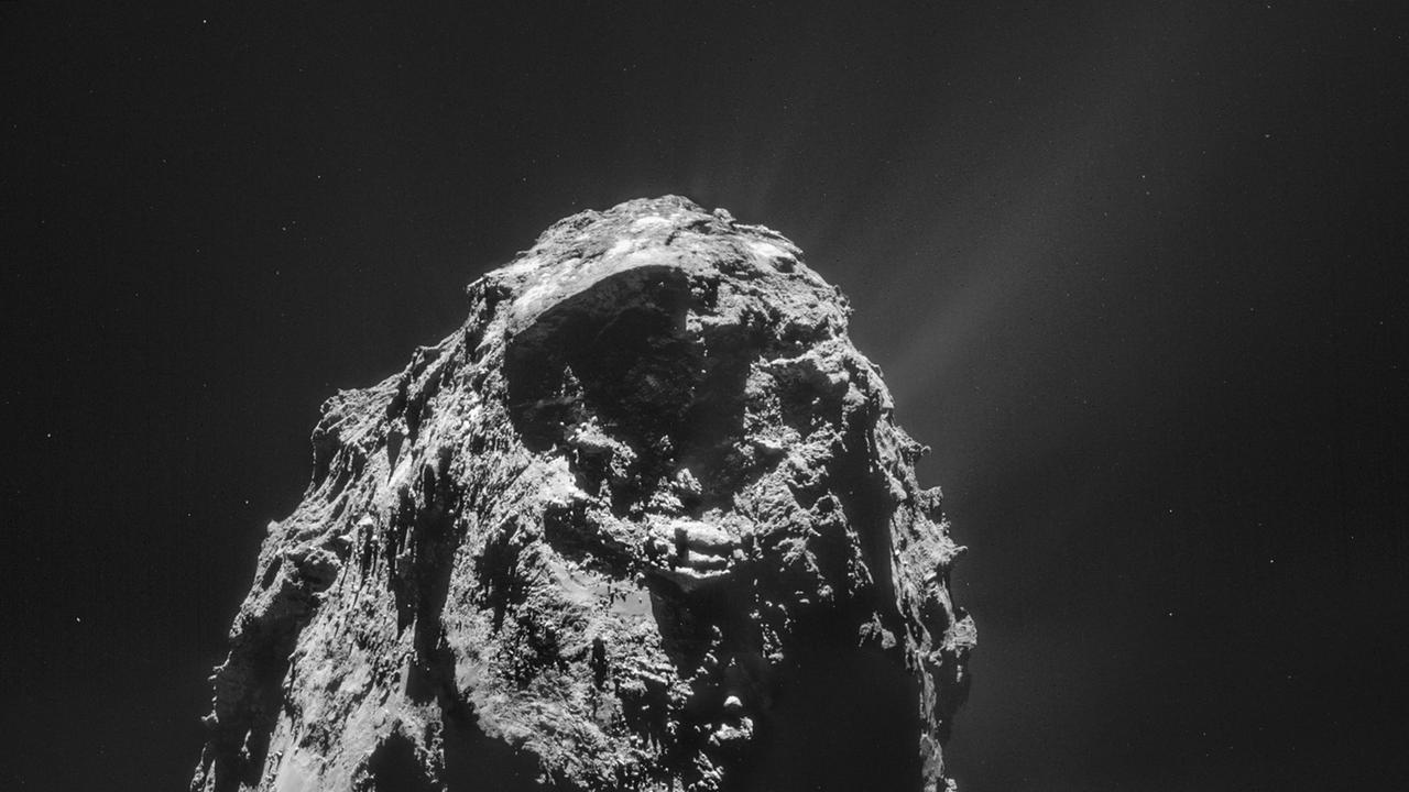 Mosaik aus vier Rosetta-Bildern, die kombiniert den Kometen Tschuri aus 28.4 km Entfernung zeigen. Mosaik aus vier Rosetta-Bildern, die kombiniert den Kometen Tschuri aus 28.4 km Entfernung zeigen.