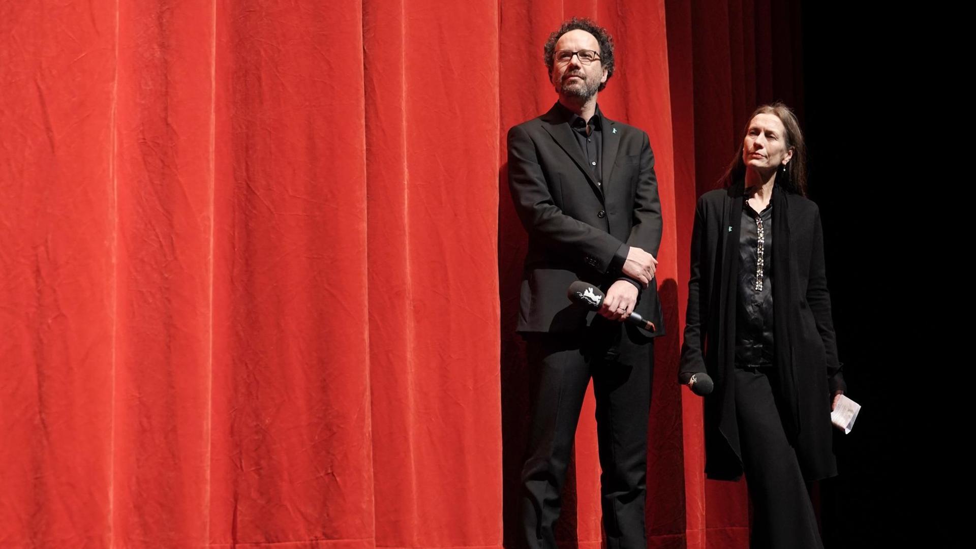 Mariette Rissenbeek und Carlo Chatrian warten vor einem roten Kinovorhang Mariette Rissenbeek und Carlo Chatrian warten vor einem roten Kinovorhang