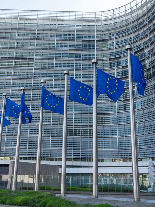 Europaflaggen vor der Europäischen Kommission in Brüssel