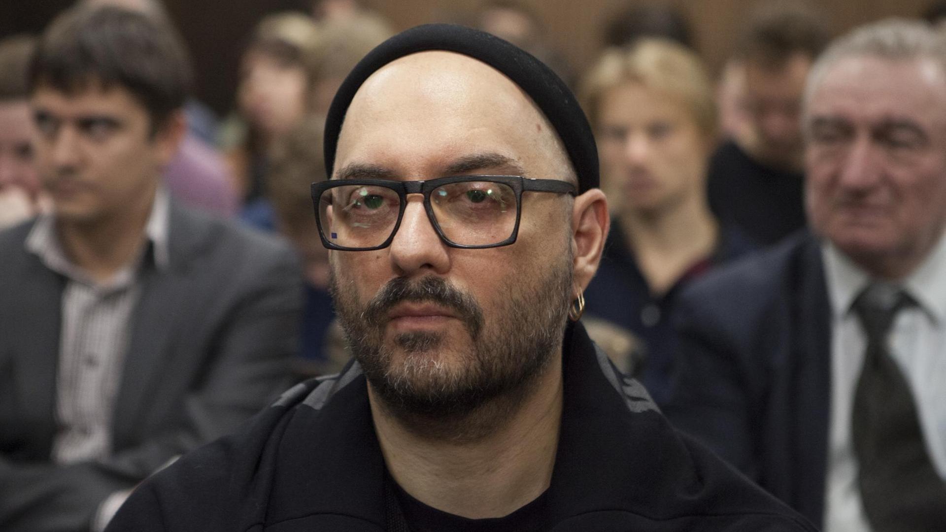 Kirill Serebrennikow sitzt im Gerichtssaal. Kirill Serebrennikow sitzt im Gerichtssaal.