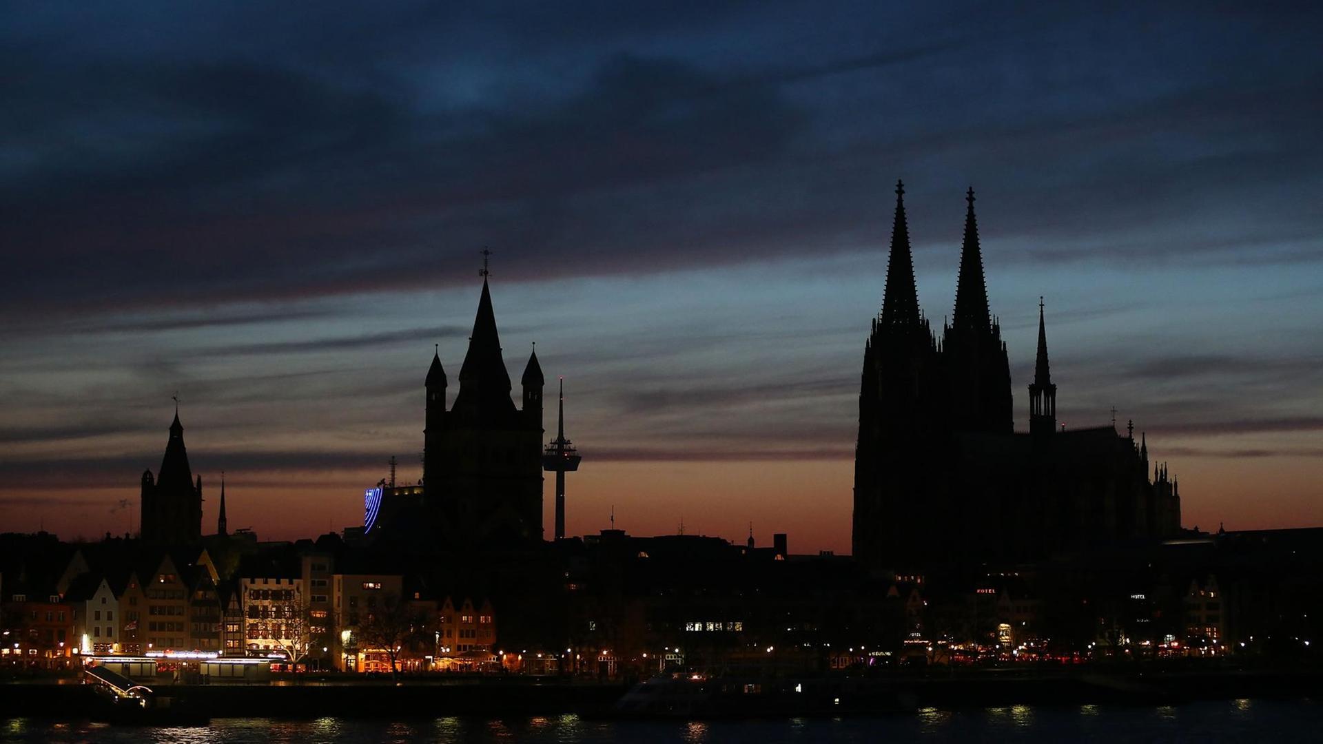 Die Altstadt, der Dom (r) und die Kirche Groß St. Martin (l) fotografiert am 20.04.2013 in Köln (Nordrhein-Westfalen). Foto: Oliver Berg/dpa