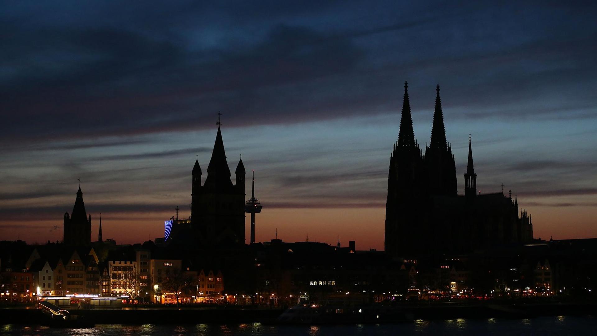 Die Altstadt, der Dom (r) und die Kirche Groß St. Martin (l) fotografiert am 20.04.2013 in Köln (Nordrhein-Westfalen). Foto: Oliver Berg/dpa Die Altstadt, der Dom (r) und die Kirche Groß St. Martin (l) fotografiert am 20.04.2013 in Köln (Nordrhein-Westfalen). Foto: Oliver Berg/dpa