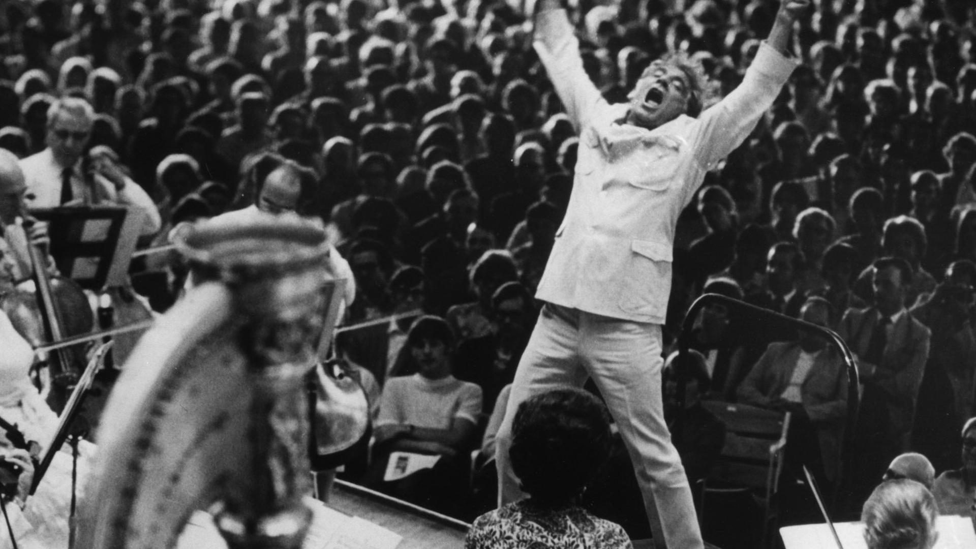 Leonard Bernstein fällt am Ende seines Dirigats der Auferstehungssinfonie von Gustav Mahler durch das Boston Symphony Orchestra am 5. Juli 1970 in Lenox, fast nach hinten vom Podium Leonard Bernstein hier 1970 vor dem Boston Symphony Orchestra Gustav, Mahler dirigierend