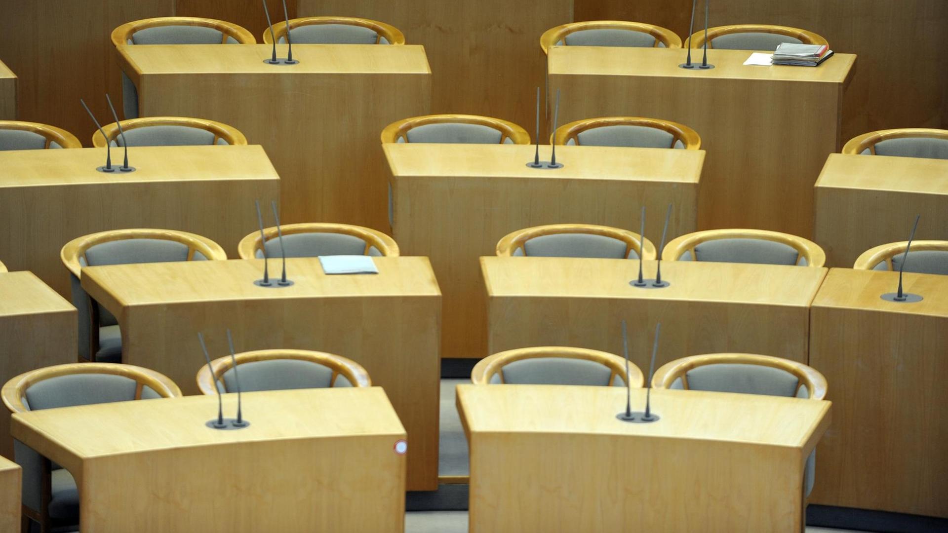 Leere Abgeordnetentische stehen im Landtag in Düsseldorf. Leere Abgeordnetentische stehen im Landtag in Düsseldorf.