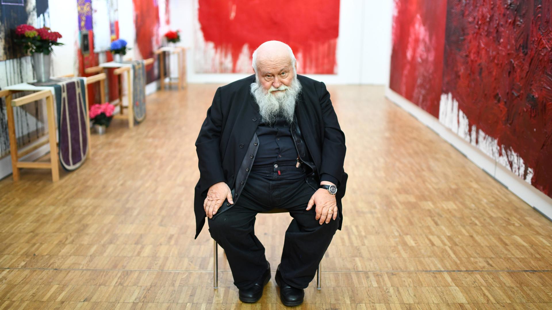 Der österreichische Aktionskünstler Hermann Nitsch vor seinen Werken im Kurhaus in Hinterzarten in Baden-Württemberg. Der österreichische Aktionskünstler Hermann Nitsch vor seinen Werken im Kurhaus in Hinterzarten in Baden-Württemberg.