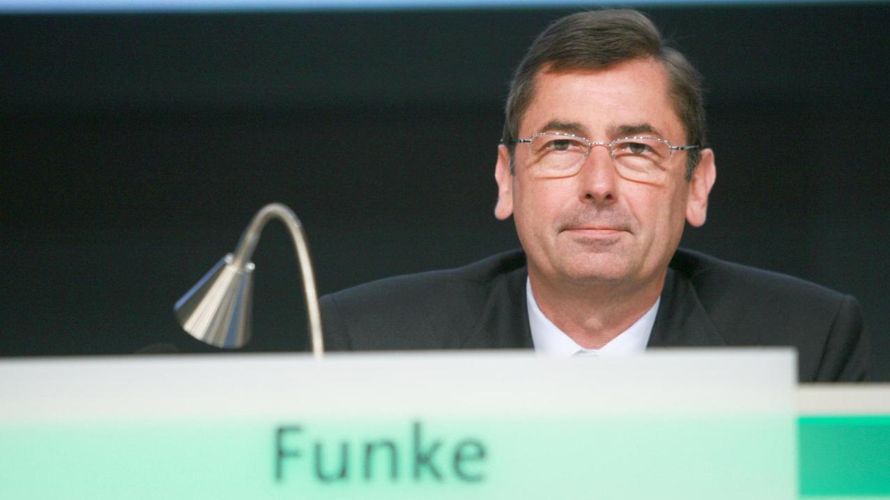 Der Ex-Vorstandsvorsitzende des Immobilienfinanzierers Hypo Real Estate Georg Funke sitzt am Dienstag (27.05.2008) in München (Oberbayern) zu Beginn der Hauptversammlung auf seinem Platz.