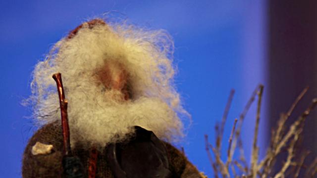 Ein Troll steht am 17.12.2008 auf der Fensterbank der Schulaula in der Dorfschule von Grimsey. Die Trolle spielen für die Menschen auf der isländischen Insel am Polarkreis eine entscheidende Rolle zu Weihnachten. Jeder anständige Isländer glaubt an sie und hütet sich, sie irgendwie zu verärgern.