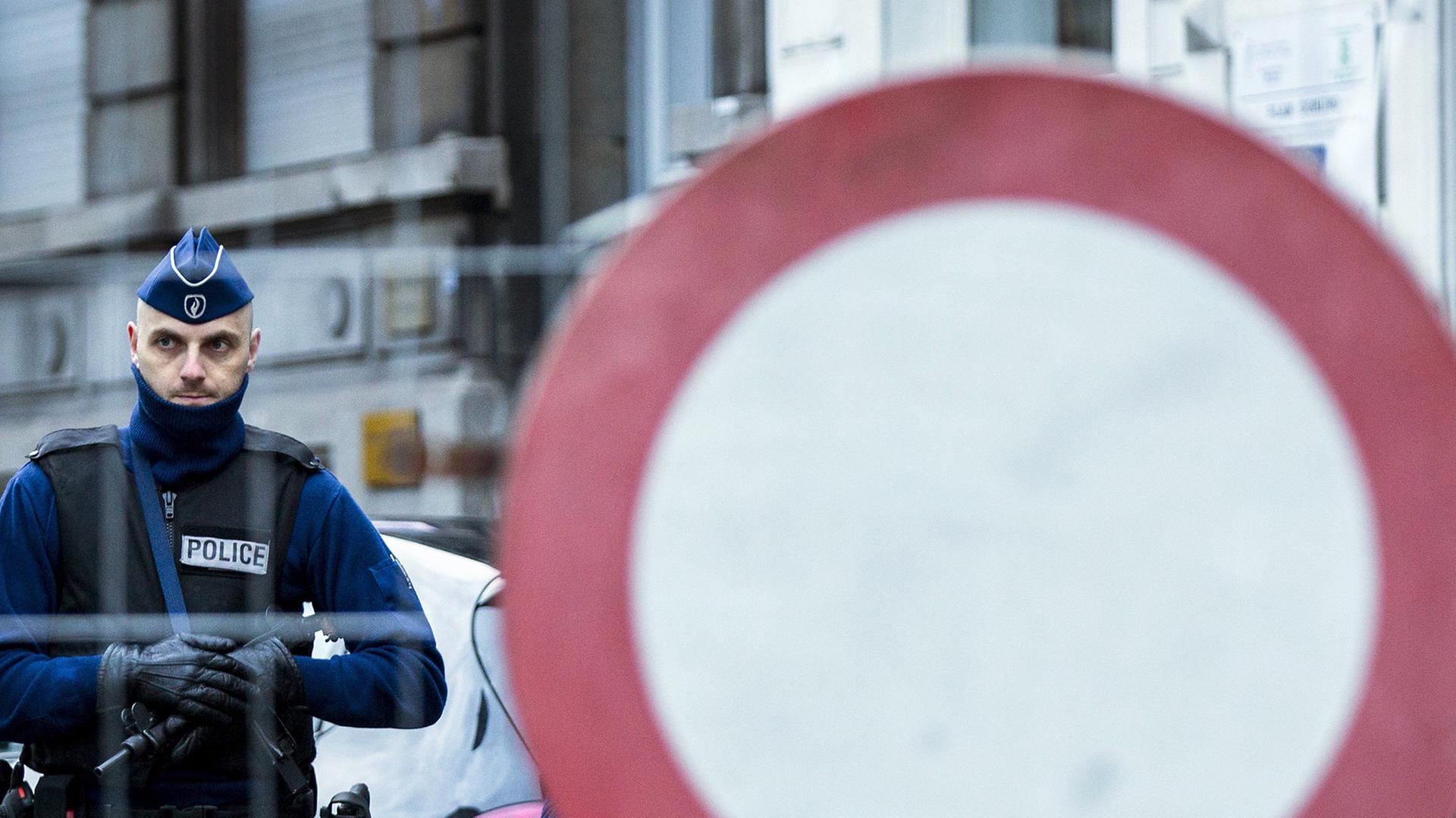 Ein Polizist bewacht in Verviers die Straße, in der bei einem Anti-Terror-Einsatz zwei Verdächtige getötet wurden.