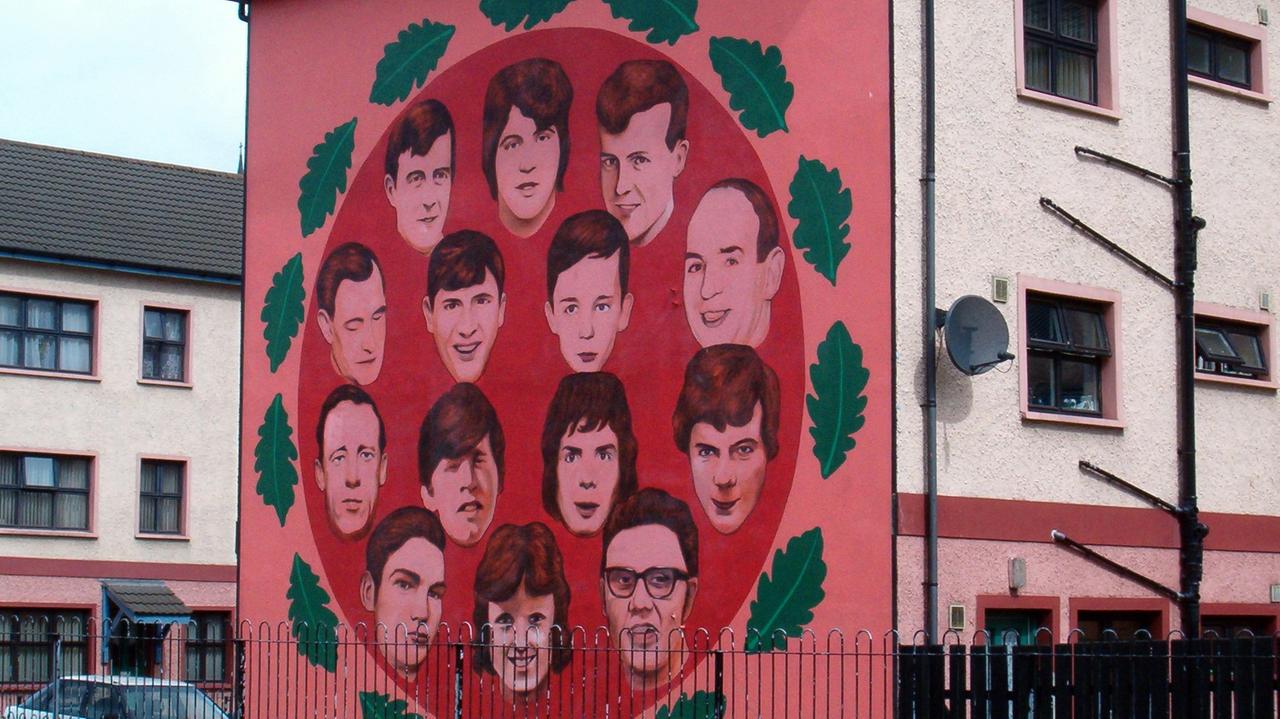 Ein Wandgemälde an einem Haus erinnert an die Opfer des "Bloody Sunday", den Blutsonntag von Londonderry am 30. Januar 1972, als eine irisch-nationalistischen Demonstration durch britische Sicherheitskräfte niedergeschlagen wurde. Ein Wandgemälde an einem Haus erinnert an die Opfer des "Bloody Sunday", den Blutsonntag von Londonderry am 30. Januar 1972, als eine irisch-nationalistischen Demonstration durch britische Sicherheitskräfte niedergeschlagen wurde.
