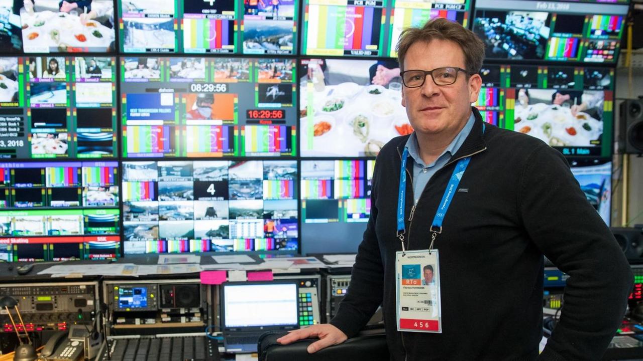 Thomas Fuhrmann, Leiter der ZDF-Hauptredaktion Sport, steht in einem Schaltraum. Thomas Fuhrmann, Leiter der ZDF-Hauptredaktion Sport, steht in einem Schaltraum.