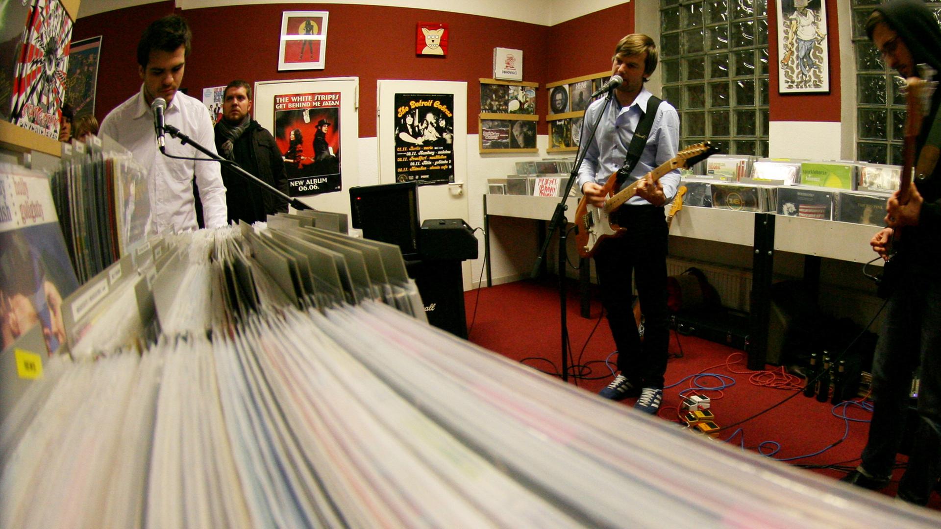 Die Hamburger Band Bessere Zeiten spielt am Freitag (30.10.2009) in Hamburg in dem Plattenladen "Burnout Records" ein Instore-Konzert, im Vordergrund sind Schallplatten zu sehen. Die Hamburger Band Bessere Zeiten spielt am Freitag (30.10.2009) in Hamburg in dem Plattenladen "Burnout Records" ein Instore-Konzert, im Vordergrund sind Schallplatten zu sehen.