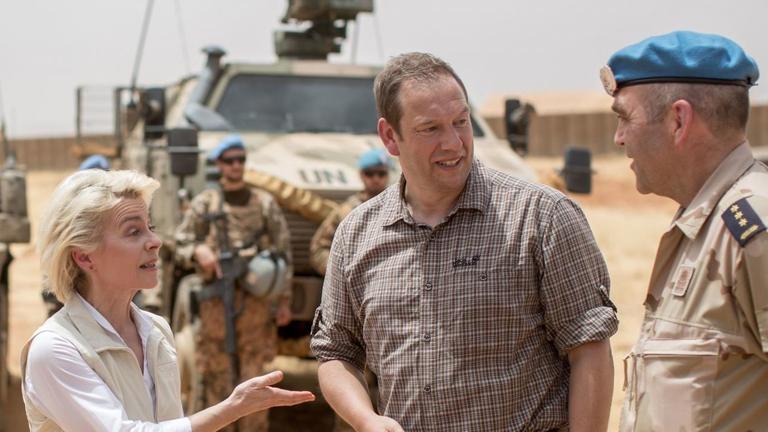 Verteidigungsausschussmitglied Otte (Mitte) mit Verteidigungsministerin von der Leyen, hier in einem Camp der Bundeswehr in Mali