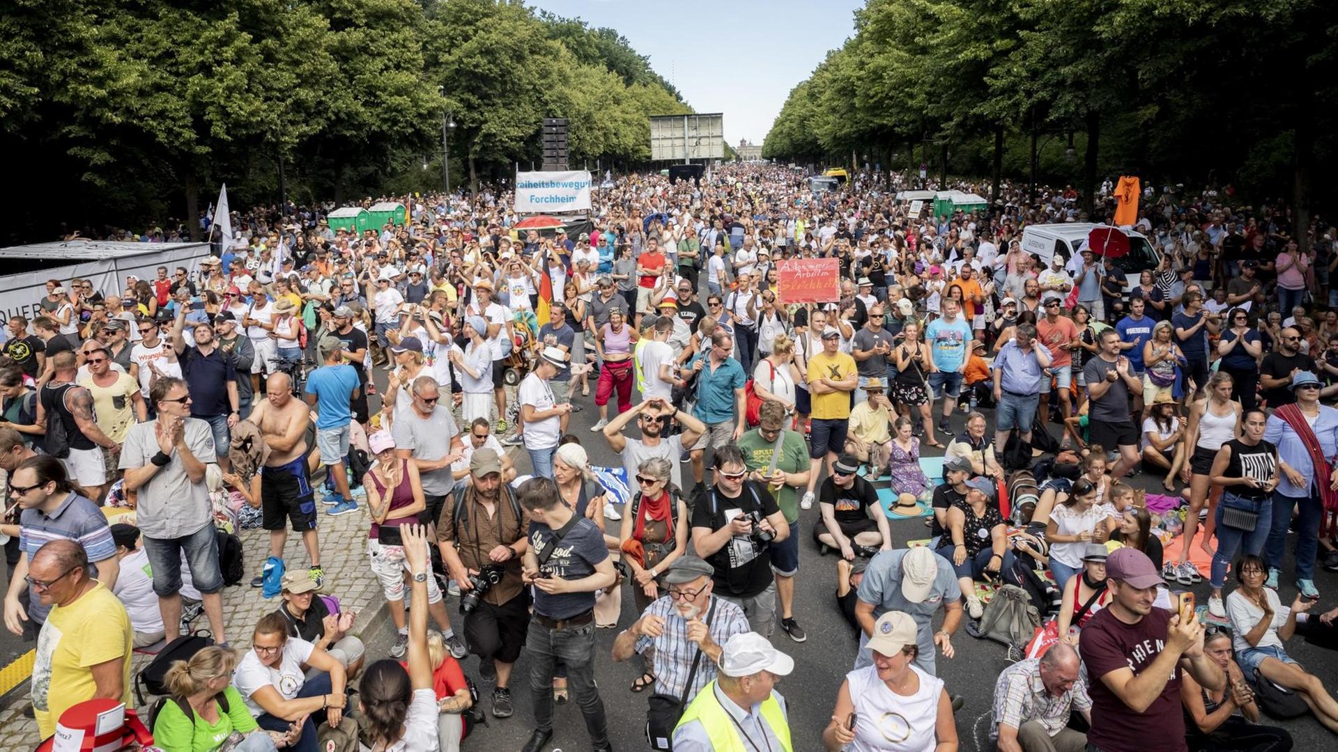 Dicht gedrängt und ohne die Abstandsregeln zu beachten, stehen Tausende bei einer Kundgebung gegen die Corona-Beschränkungen in Berlin. Dicht gedrängt und ohne die Abstandsregeln zu beachten, stehen Tausende bei einer Kundgebung gegen die Corona-Beschränkungen in Berlin.