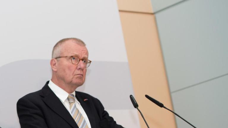 Das Bild zeigt Ruprecht Polenz, Präsident Deutsche Gesellschaft für Osteuropakunde. Er fasst sich vor grauem Hintergrund. Das Bild zeigt Ruprecht Polenz, Präsident Deutsche Gesellschaft für Osteuropakunde. Er fasst sich vor grauem Hintergrund.