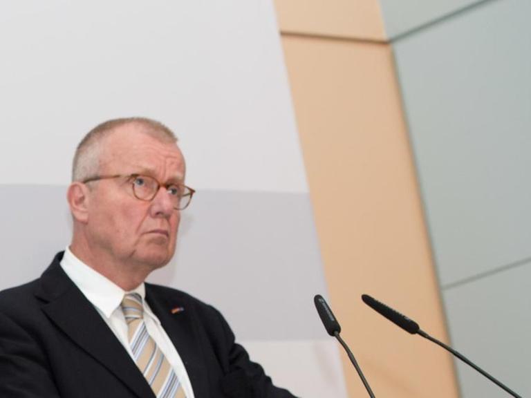 Das Bild zeigt Ruprecht Polenz, Präsident Deutsche Gesellschaft für Osteuropakunde. Er fasst sich vor grauem Hintergrund.