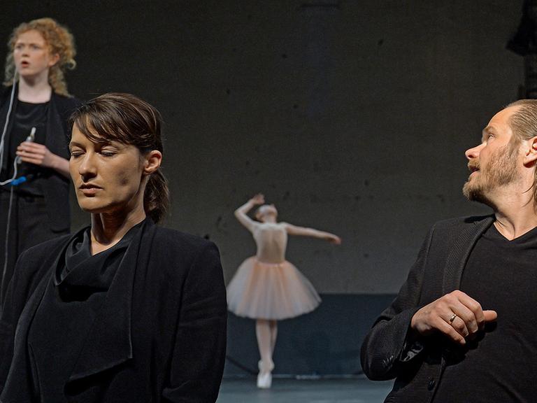 "Paradies Fluten" bei den Ruhrfestspielen mit (von links) Gesa Geue, Catherine Janke, Klaus Köhler, Lea Lupescu
