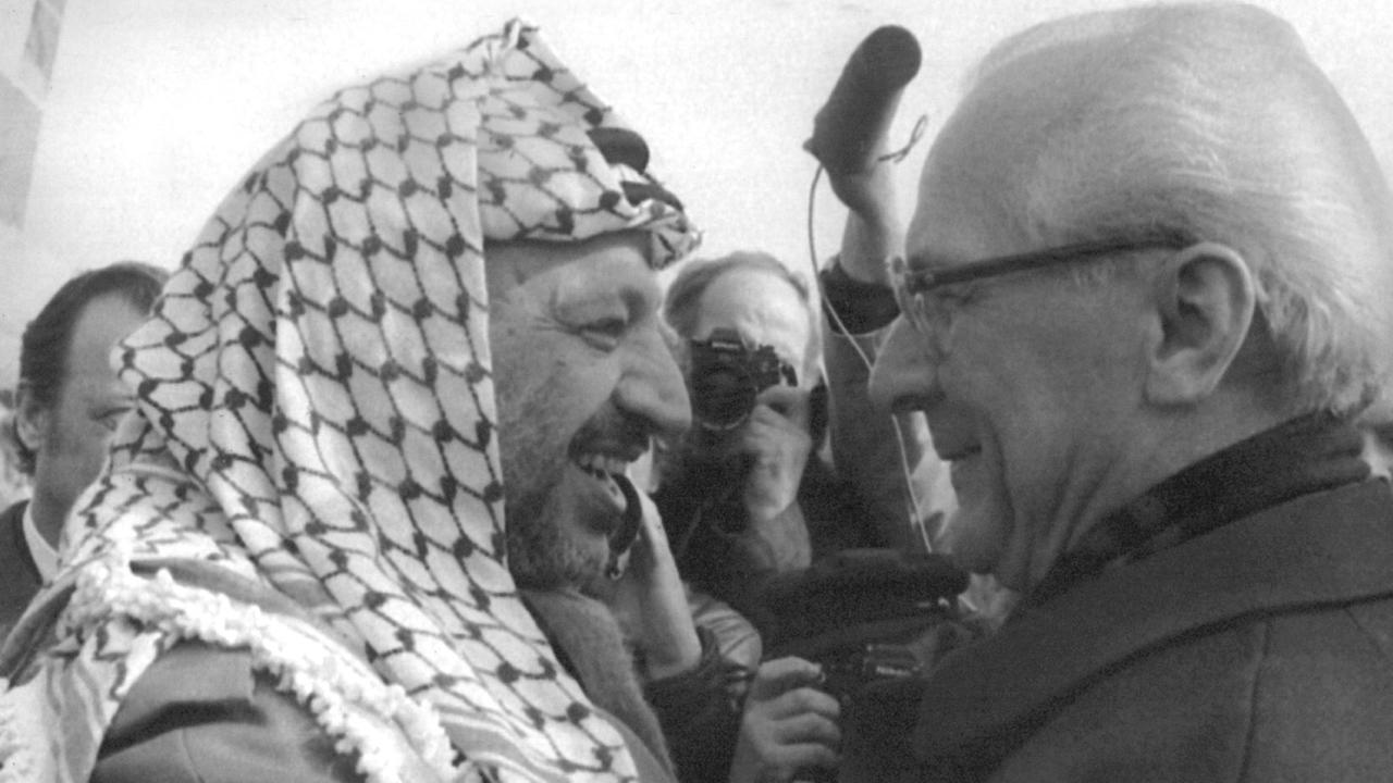 Der PLO-Vorsitzende Jassir Arafat wird bei seiner Ankunft in Ost-Berlin am 9. März 1982 vom DDR-Staatsratsvorsitzenden Erich Honecker mit den protokollarischen Ehren eines Staatsoberhauptes empfangen.
