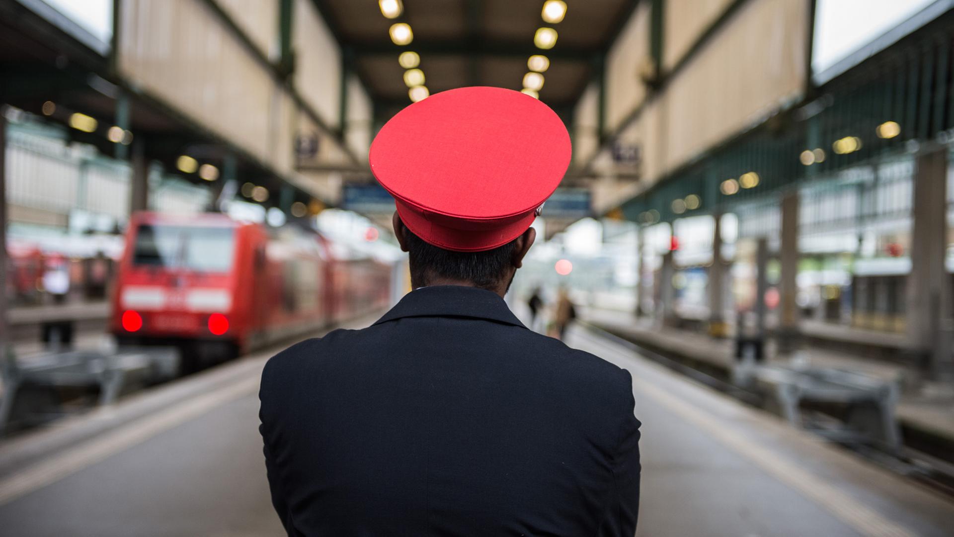 Ein DB-Mitarbeiter steht an einem leeren Bahngleis im Hauptbahnhof in Stuttgart - als Folge des GDL-Streiks. Ein DB-Mitarbeiter steht an einem leeren Bahngleis im Hauptbahnhof in Stuttgart - als Folge des GDL-Streiks.