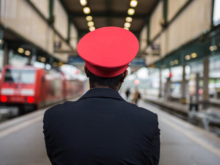 Ein DB-Mitarbeiter steht an einem leeren Bahngleis im Hauptbahnhof in Stuttgart