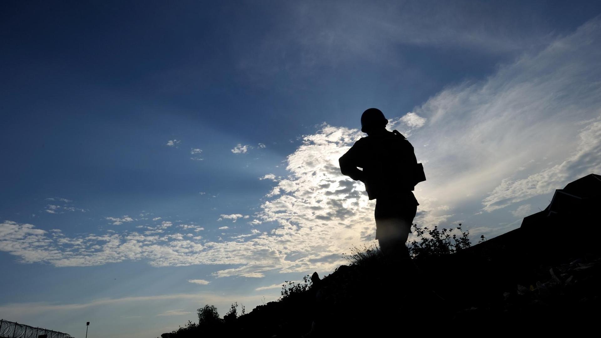 Schattenriss eines UNO-Blauhelmsoldats vor blauem Himmel. Schattenriss eines UNO-Blauhelmsoldats vor blauem Himmel.