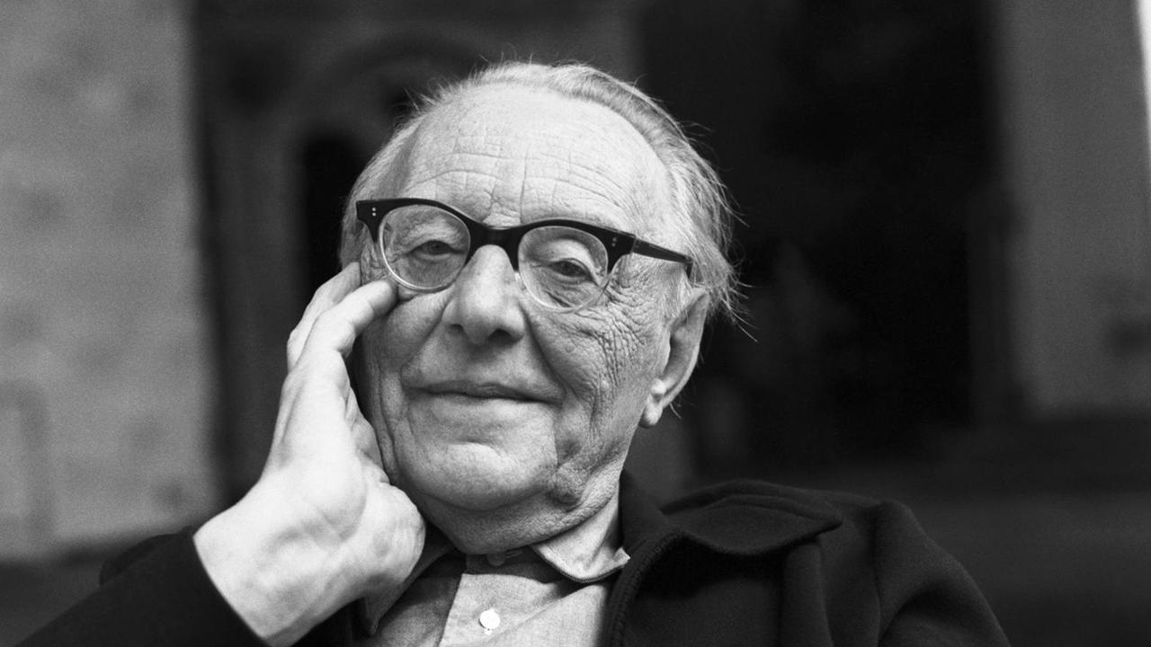 Carl Orff während der TV-Verfilmung zur Oper 'Carmina Burana' in München, Mitte der 1970er Jahre. Carl Orff während der TV-Verfilmung zur Oper 'Carmina Burana' in München, Mitte der 1970er Jahre.