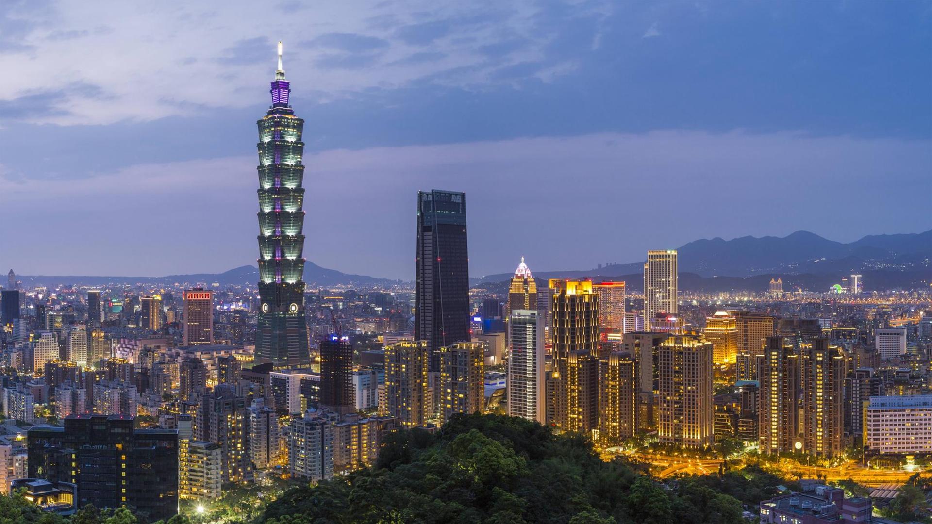 City skyline and Taipei 101 building in the Xinyi district, Taipei, Taiwan, Asia PUBLICATIONxINxGERxSUIxAUTxONLY Copyright: GavinxHellier 794-4608 City skyline and Taipei 101 building in the Xinyi district, Taipei, Taiwan, Asia PUBLICATIONxINxGERxSUIxAUTxONLY Copyright: GavinxHellier 794-4608