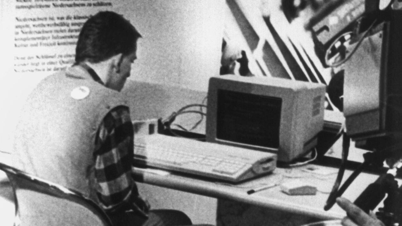Der 21-jährige Karl Koch sitzt 1986 am Stand des Landes Niedersachsen bei der Computermesse "CeBit '86" in Hannover vor einem Computer. Der 21-jährige Karl Koch sitzt 1986 am Stand des Landes Niedersachsen bei der Computermesse "CeBit '86" in Hannover vor einem Computer.