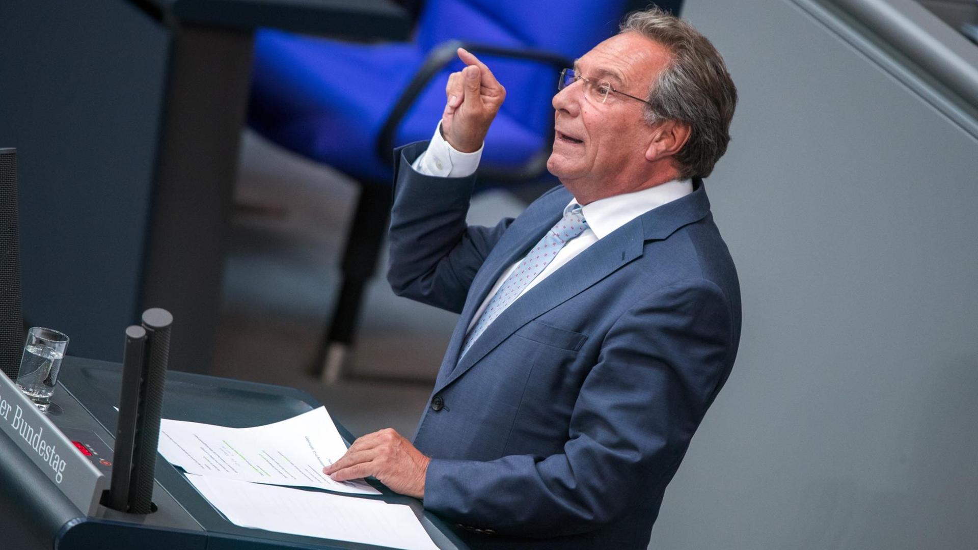 Klaus Ernst (Linke) spricht im Plenarsaal des Bundestags im Reichstag Klaus Ernst (Linke) spricht im Plenarsaal des Bundestags im Reichstag