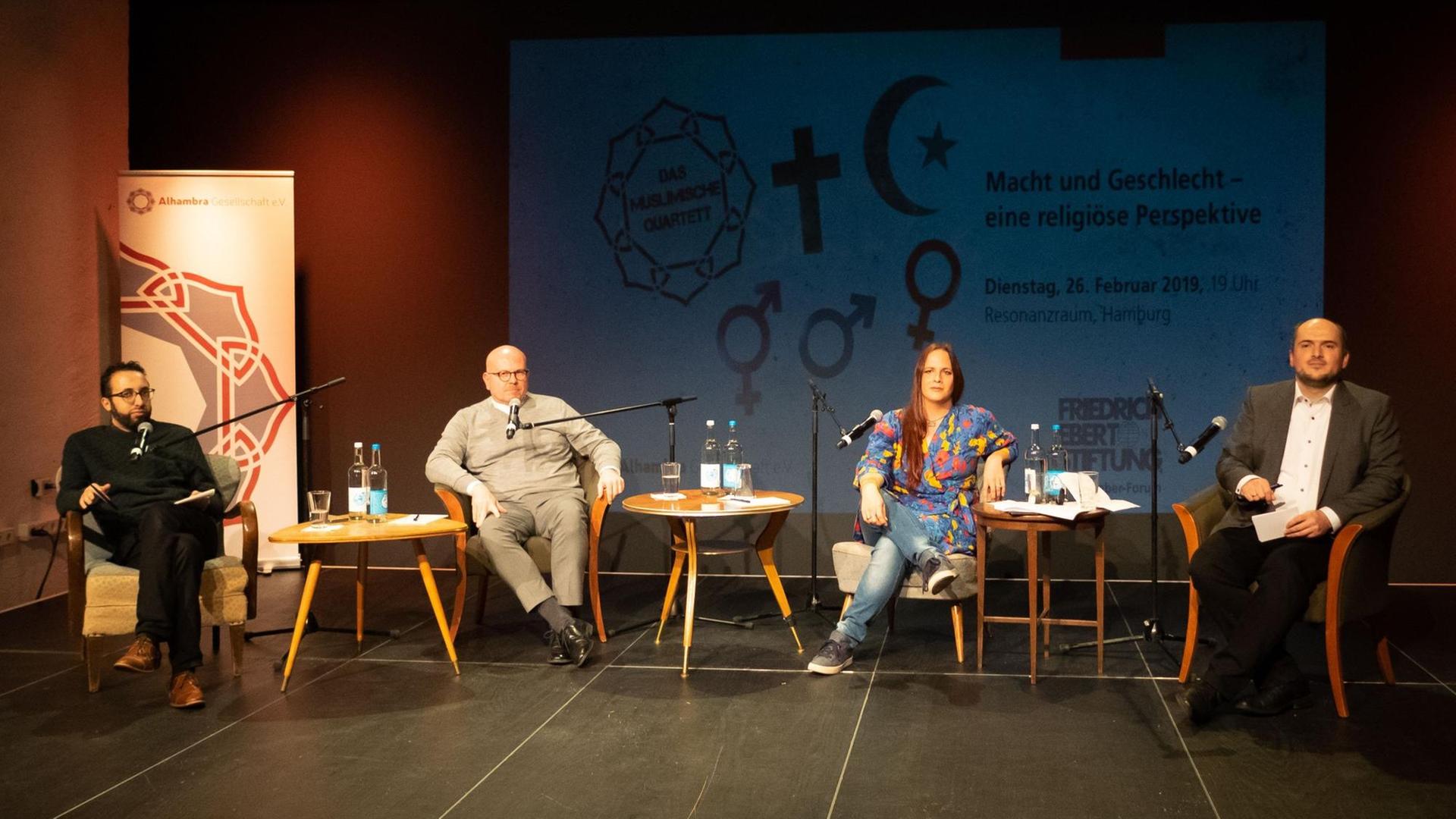 Podiumsdiskussion des Muslimischen Quartetts zum Thema "Geschlecht und Macht", Moderator Engin Karahan mit seinen Gästen Leyla Jagiella, Richard Nennstiel und Ali Ghandour (v. rechts nach links) Podiumsdiskussion des Muslimischen Quartetts zum Thema "Geschlecht und Macht", Moderator Engin Karahan mit seinen Gästen Leyla Jagiella, Richard Nennstiel und Ali Ghandour (v. rechts nach links)