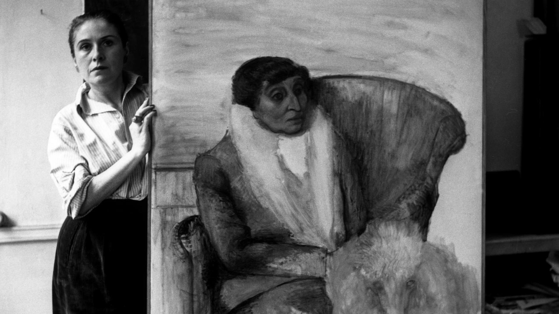 Dora Maar in ihrem Atelier, neben einem Gemälde, das eine ältere Frau in einem Sessel zeigt. Dora Maar in ihrem Atelier, neben einem Gemälde, das eine ältere Frau in einem Sessel zeigt.