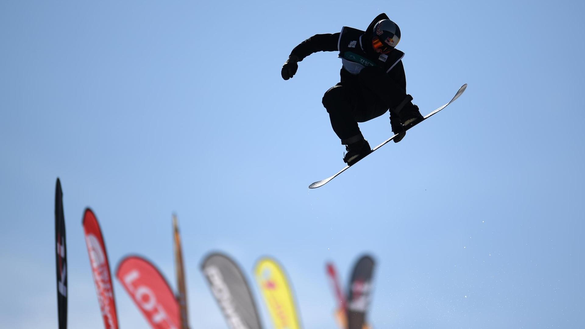 Ein Snowboarder springt in der Halfpipepipe Ein Snowboarder springt in der Halfpipepipe