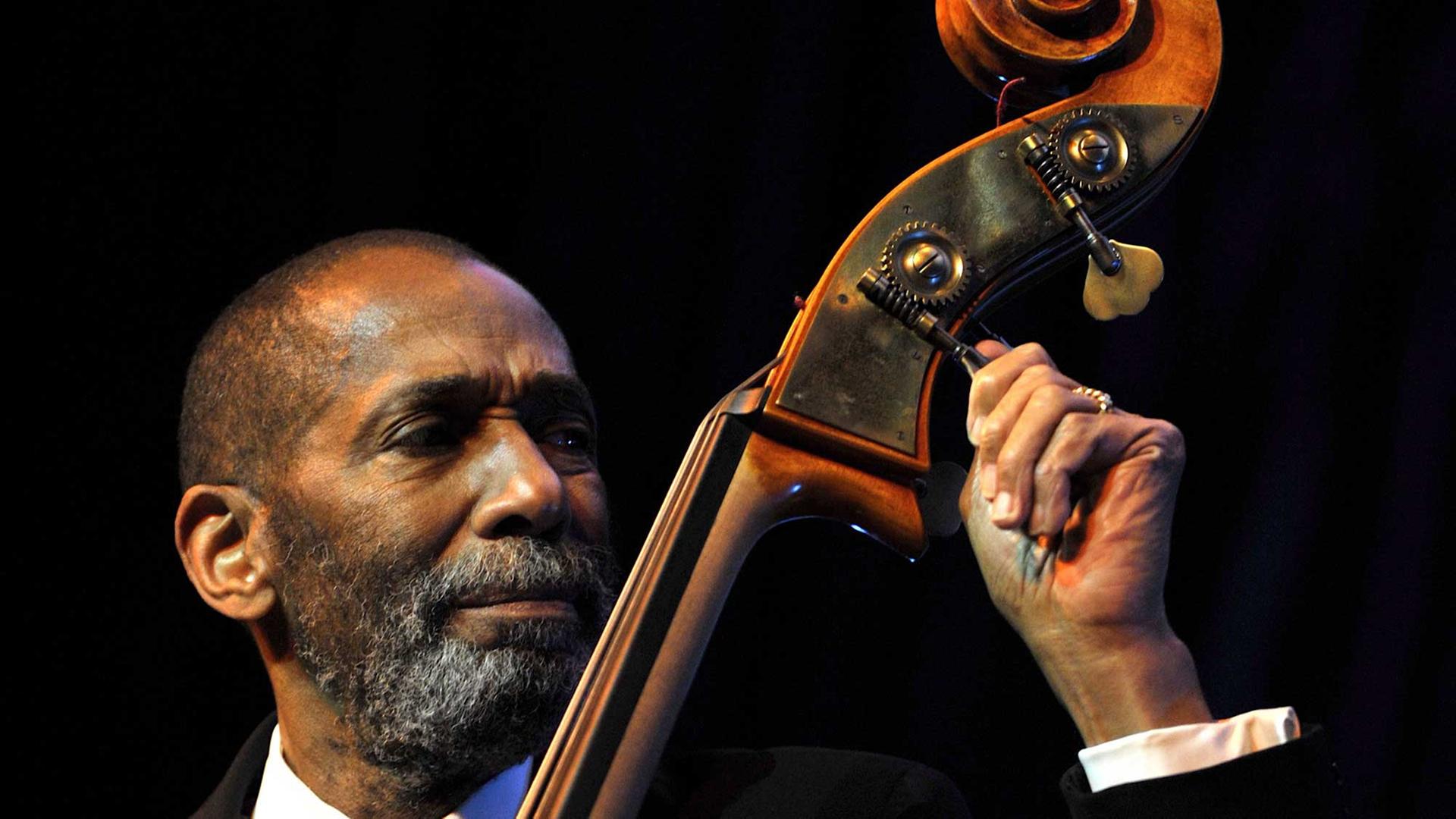 Der US-Jazz-Bassist Ron Carter mit dem Ron Carter Golden Striker Trio beim Jantar Jazz Festival 2011 in Gdansk, Polen. Der US-Jazz-Bassist Ron Carter mit dem Ron Carter Golden Striker Trio beim Jantar Jazz Festival 2011 in Gdansk, Polen.