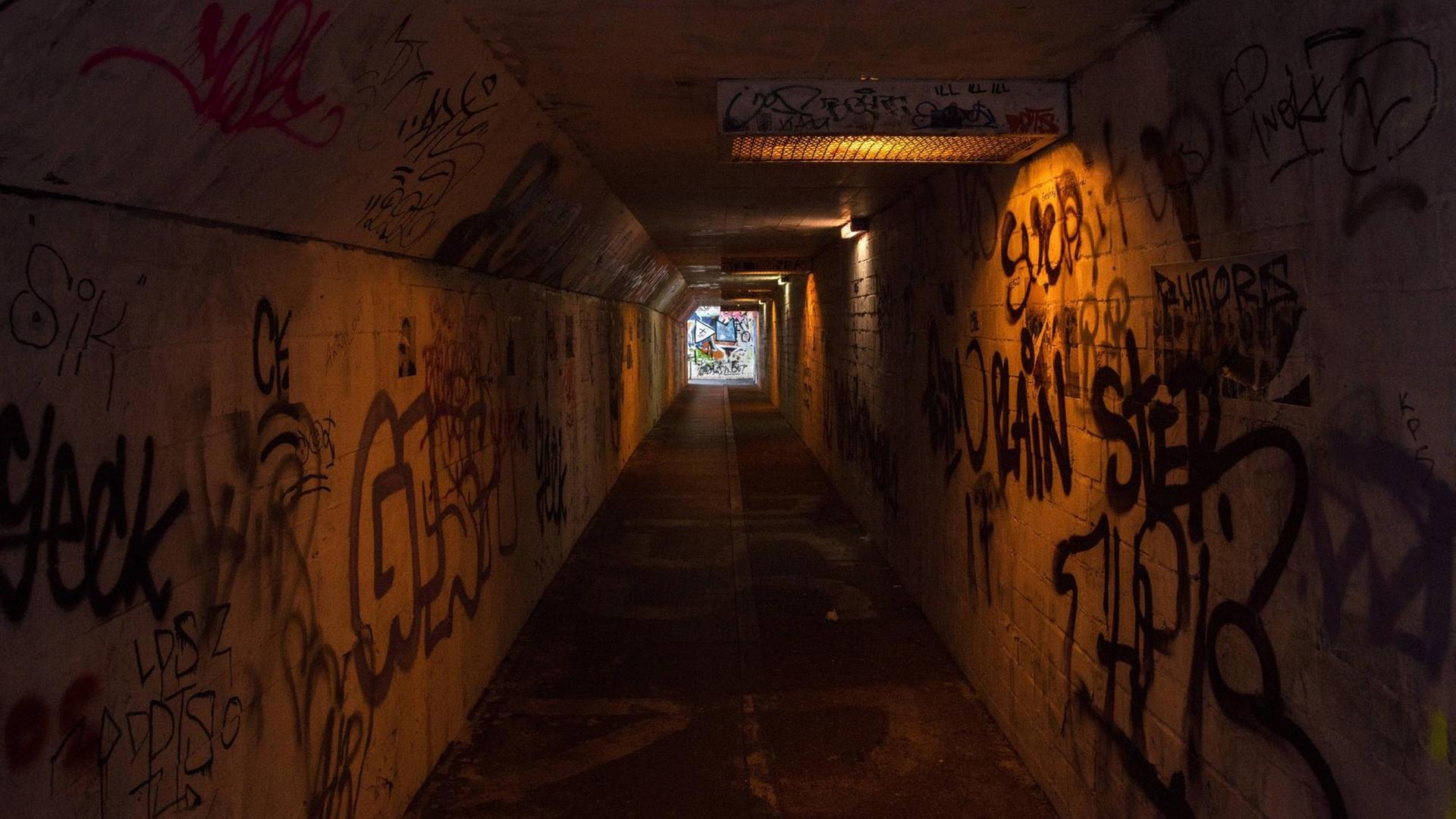 Der insbesondere im Sommer oft nach Urin stinkende Weg ist insbesondere nach Einbruch der Dunkelheit äußerst unbeliebt. Der insbesondere im Sommer oft nach Urin stinkende Weg ist insbesondere nach Einbruch der Dunkelheit äußerst unbeliebt.