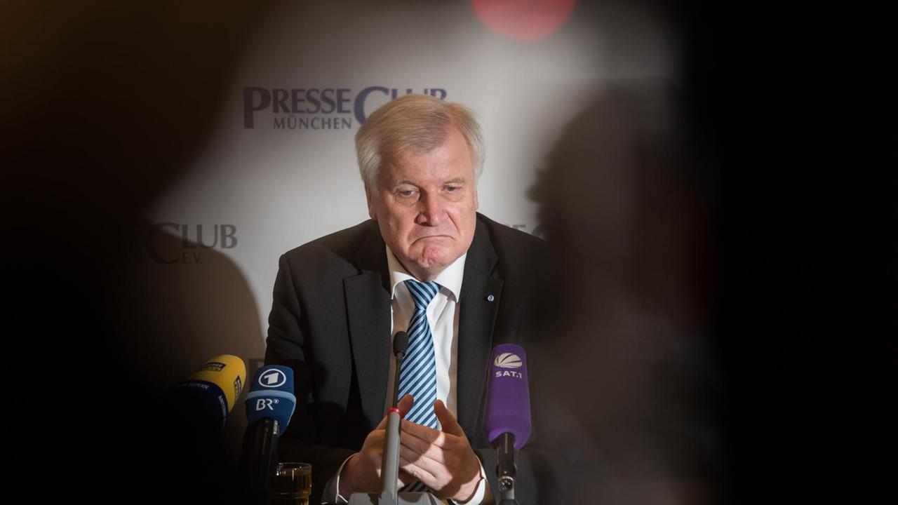 Der bayerische Ministerpräsident Horst Seehofer (CSU) auf einer Pressekonferenz. Der bayerische Ministerpräsident Horst Seehofer (CSU) auf einer Pressekonferenz.