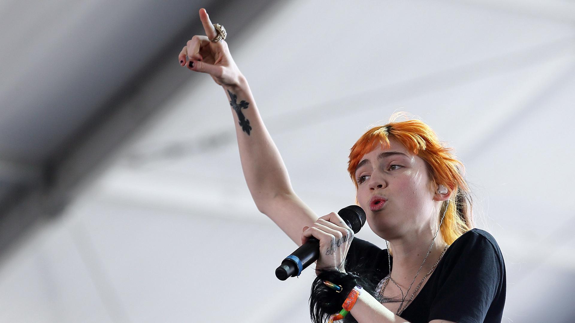 Die kanadische Künstlerin und Sängerin Claire Boucher aka Grimes beim Coachella Music and Arts Festival im kalifornischen Indio, aufgenommen 2013 Die kanadische Künstlerin und Sängerin Claire Boucher aka Grimes beim Coachella Music and Arts Festival im kalifornischen Indio, aufgenommen 2013